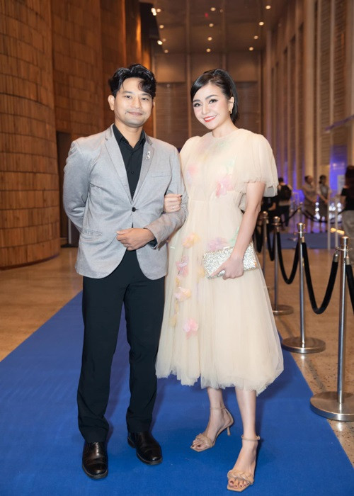 Cặp đôi tay trong tay ở nhiều sự kiện, chương trình.