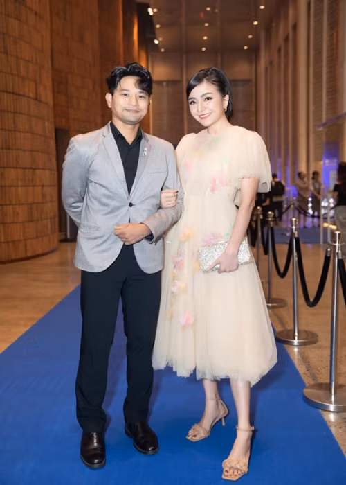 Cặp đôi tay trong tay ở nhiều sự kiện, chương trình.