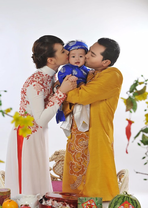 Còn Ái Châu chia sẻ: “Mừng 8 năm kỷ niệm ngày cưới của tụi mình. Mong mấy chục năm tới, tụi mình vẫn thương nhau nhiều, giận hờn đếm trên đầu ngón tay thôi như 8 năm qua bạn chồng nhé”.