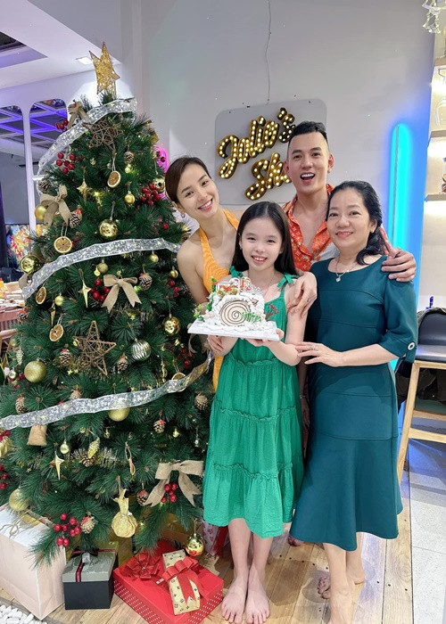 Chuyến đi Mỹ lần này có mẹ chồng của Phương Trinh.