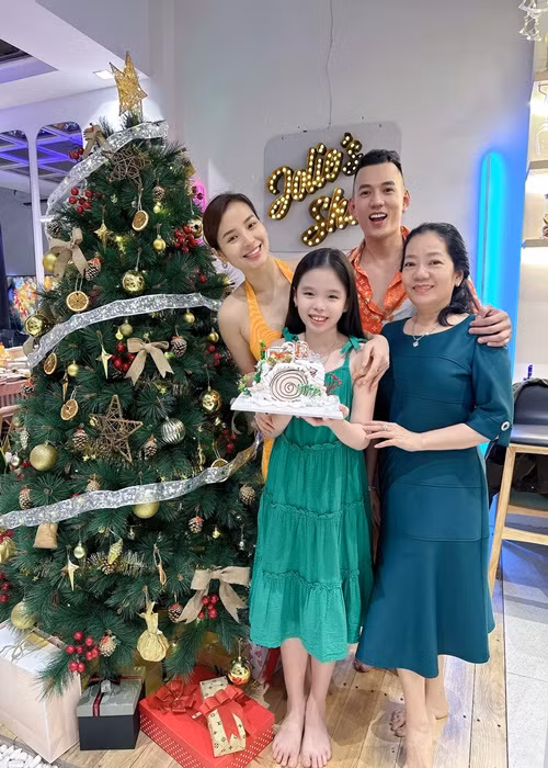 Chuyến đi Mỹ lần này có mẹ chồng của Phương Trinh.