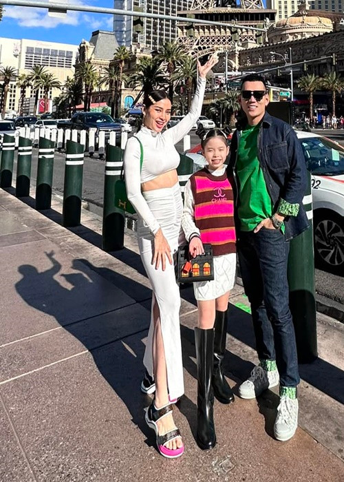 Cả gia đình Phương Trinh Jolie ăn mặc sành điệu khi đi dạo phố.