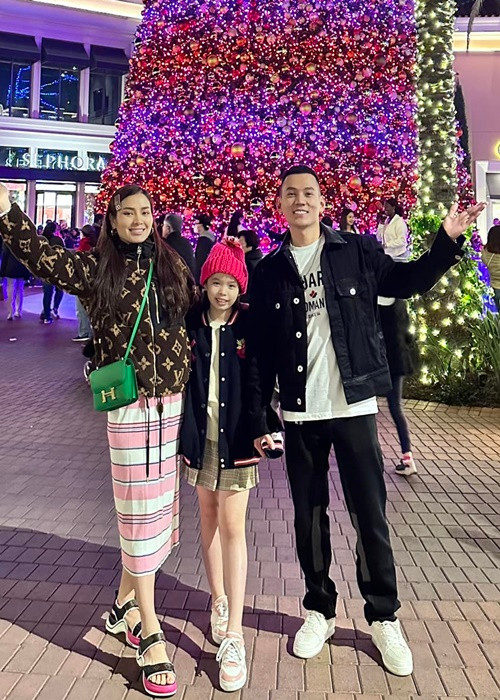 Vợ chồng Lý Bình cùng con gái tận hưởng không khí Giáng sinh ở Mỹ.