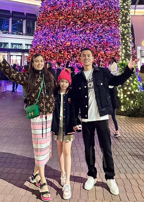Vợ chồng Lý Bình cùng con gái tận hưởng không khí Giáng sinh ở Mỹ.