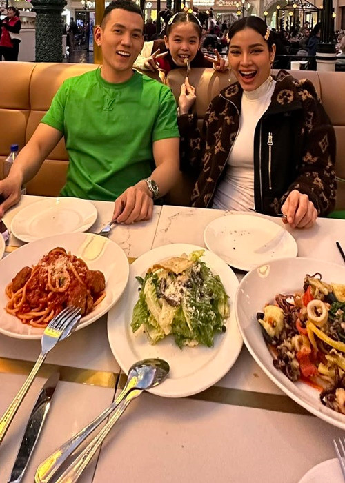 Gia đình Phương Trinh dành nhiều thời gian đi ăn uống.