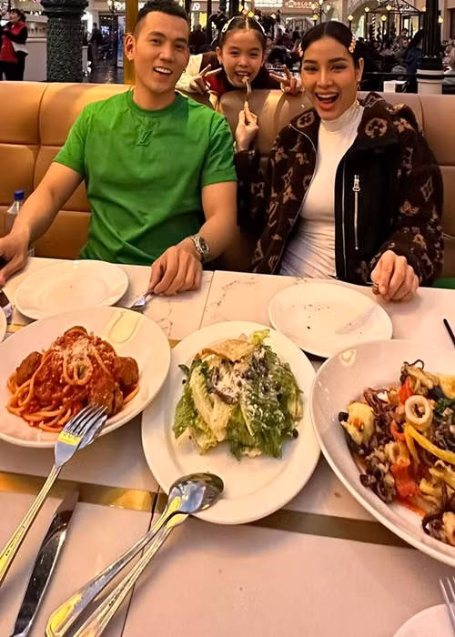 Gia đình Phương Trinh dành nhiều thời gian đi ăn uống.