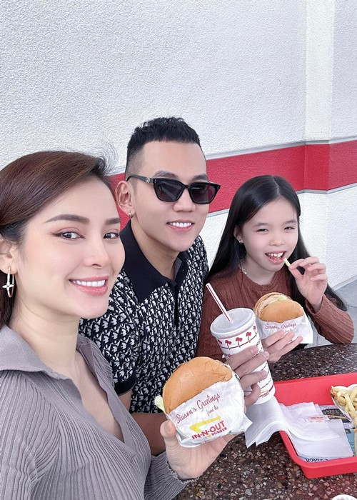 Gia đình Phương Trinh vừa đến Mỹ đã thưởng thức món burger yêu thích của bé Mia.