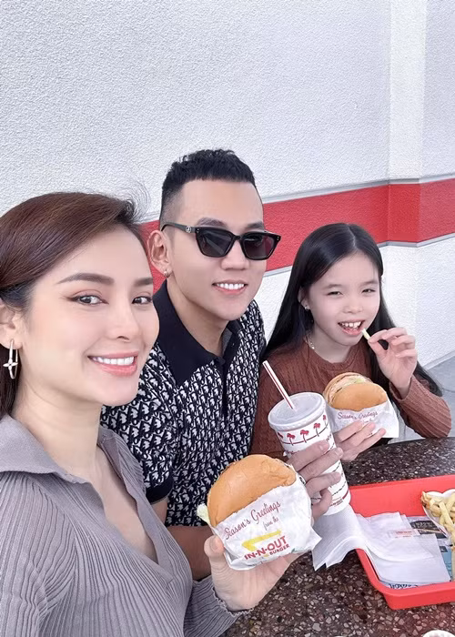 Gia đình Phương Trinh vừa đến Mỹ đã thưởng thức món burger yêu thích của bé Mia.
