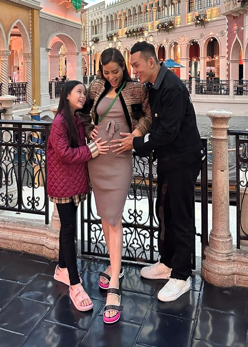 Nữ diễn viên khoe bụng bầu bên chồng con.