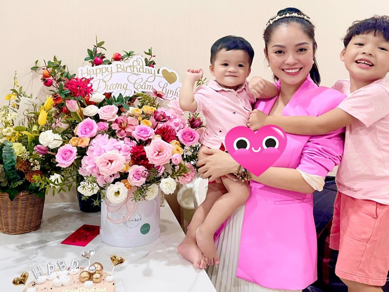 Trong cuộc phỏng vấn với Vietnamnet, Dương Cẩm Lynh cho biết, bé Will thông minh, lém lỉnh, rất hiểu và thương mẹ. Những khi nữ diễn viên bận công việc, con trai của cô ở với ông bà ngoại rất ngoan và không đòi mẹ. Hay khi Dương Cẩm Lynh trải qua chuyện buồn tình cảm, bé Will nói với cô rằng: "Mẹ ơi, cố lên mẹ, con tin mẹ mạnh mẽ mà".