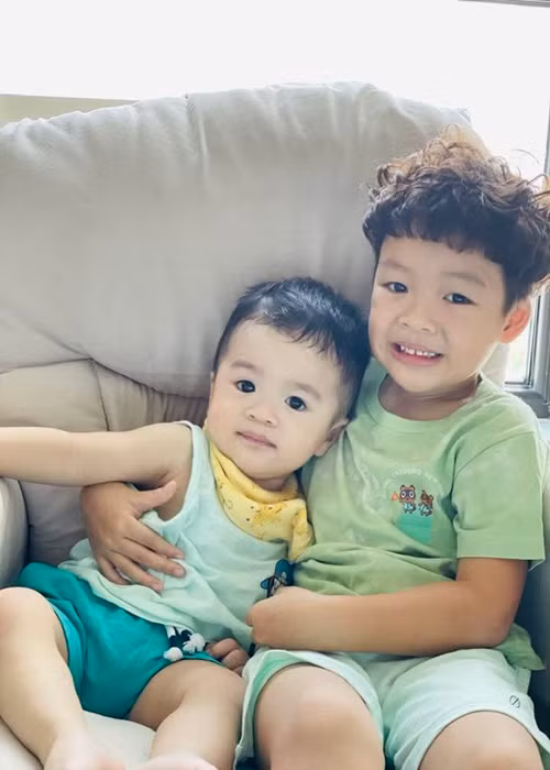 Bé Will cưng chiều em trai cùng mẹ khác cha tên Liam.