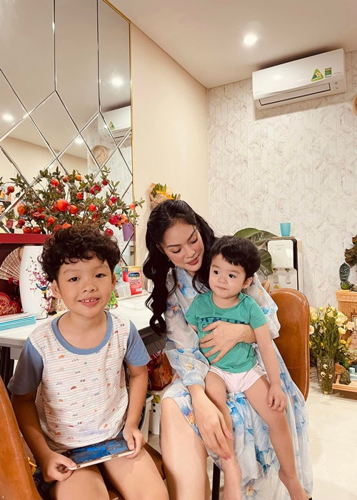 Nữ diễn viên cho biết, cô có nguồn năng lượng tích cực từ hai con để bản thân mạnh mẽ hơn.