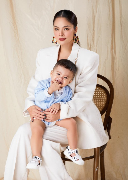 Dương Cẩm Lynh bí mật mang bầu và sinh bé Liam.