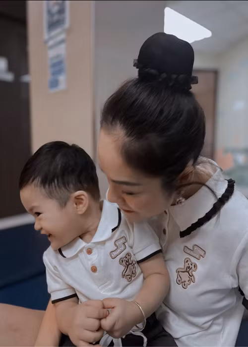 Dương Cẩm Lynh thường xuyên mặc đồ đôi cùng hai cậu con trai.