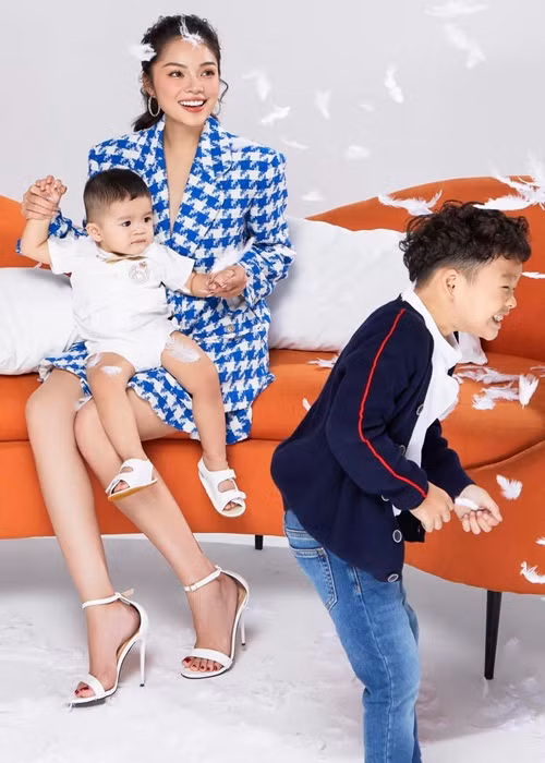 Con trai Dương Cẩm Lynh rất hay cười.