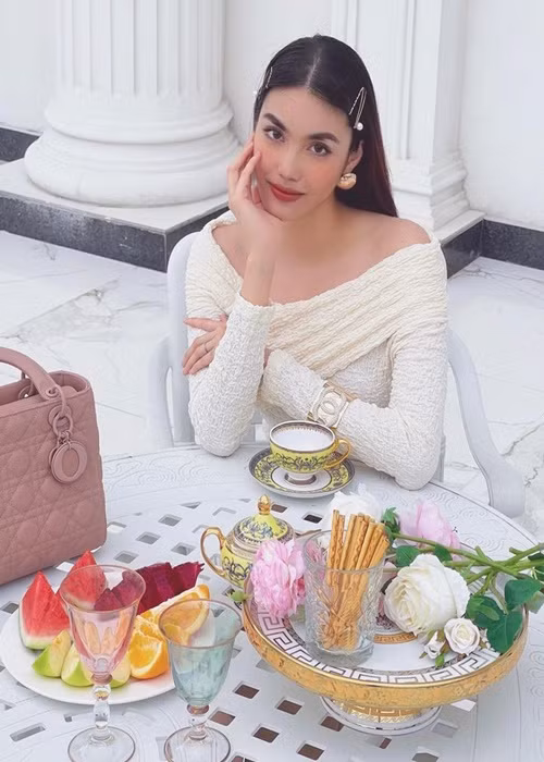 Top 11 Hoa hậu Thế giới 2015 đang sống trong căn biệt thự dát vàng có kiến trúc kiểu châu Âu, lộng lẫy tựa tòa lâu đài.