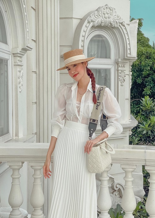 Chân dài sinh năm 1992 thường xuyên diện đồ hiệu đắt đỏ.