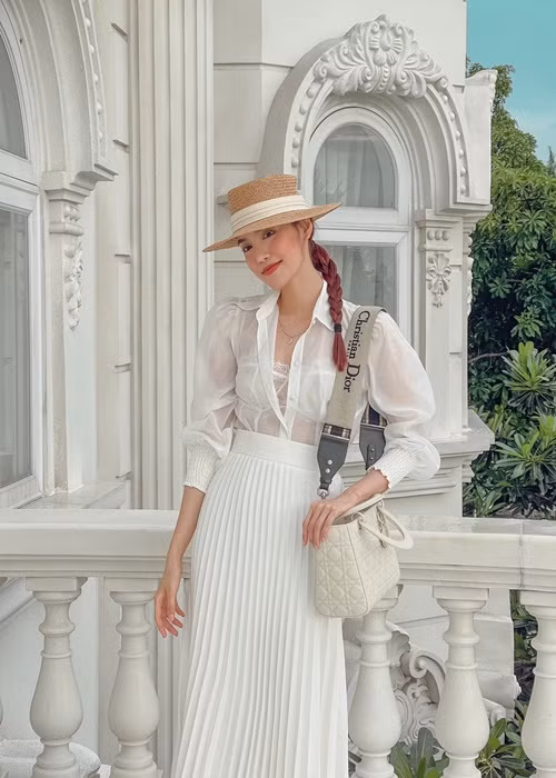 Chân dài sinh năm 1992 thường xuyên diện đồ hiệu đắt đỏ.