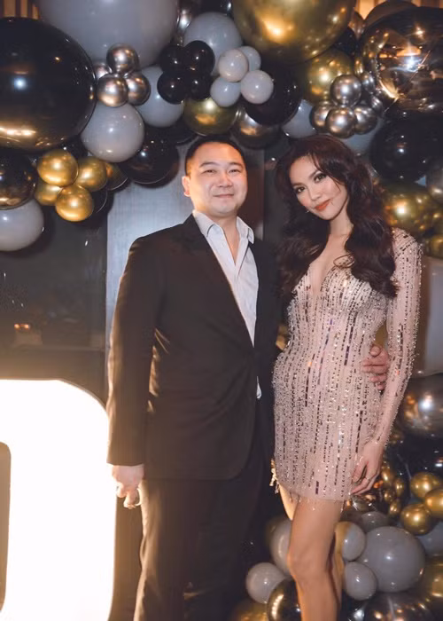 Vợ chồng nàng hậu vẫn tình tứ như ngày mới yêu.