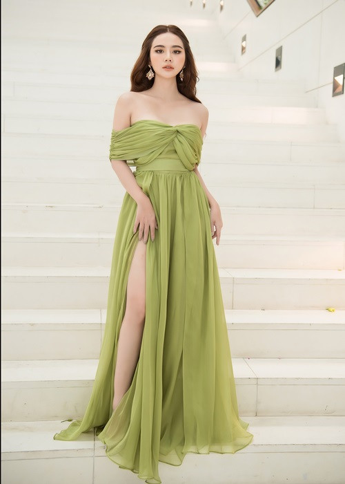 Tháng 4/2022, trong cuộc phỏng vấn với Vietnamnet, Huyền Lizzie cho biết, cô dồn hết 100% sức lực vào công việc, không nghĩ đến chuyện tình cảm. "Mọi người cứ hay hỏi tôi về vấn đề tình cảm và tôi cũng không hiểu tại sao phụ nữ lại cứ phải cần đàn ông. Tôi thấy câu hỏi đó bị thừa, vì sao không ghi nhận tôi khi tôi đang là một người có năng lực, trưởng thành, xinh đẹp, tự tin, độc lập tự chủ, tự nuôi con. Điều đó khiến tôi tự hào về bản thân. Đương nhiên là phụ nữ có tình cảm cũng thích chứ nhưng thời điểm này ông Trời đang trao cho tôi sự nghiệp nên tôi cố gắng phát triển điều đó", bà mẹ một con trải lòng.