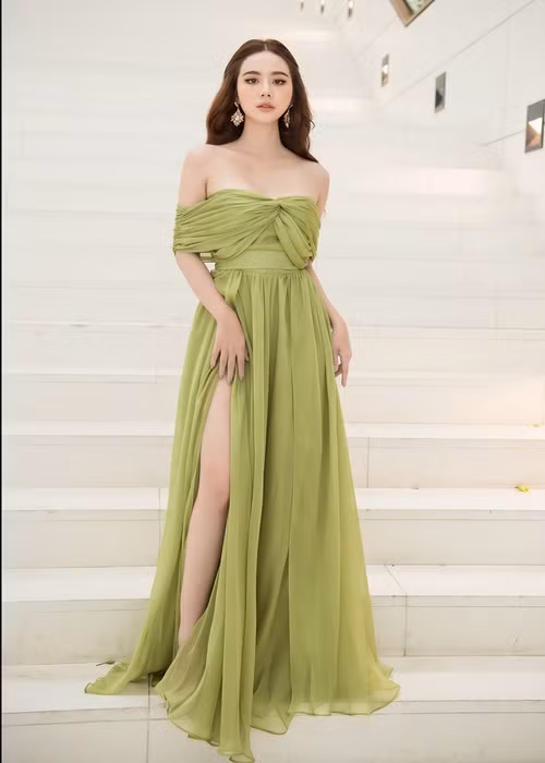 Tháng 4/2022, trong cuộc phỏng vấn với Vietnamnet, Huyền Lizzie cho biết, cô dồn hết 100% sức lực vào công việc, không nghĩ đến chuyện tình cảm. "Mọi người cứ hay hỏi tôi về vấn đề tình cảm và tôi cũng không hiểu tại sao phụ nữ lại cứ phải cần đàn ông. Tôi thấy câu hỏi đó bị thừa, vì sao không ghi nhận tôi khi tôi đang là một người có năng lực, trưởng thành, xinh đẹp, tự tin, độc lập tự chủ, tự nuôi con. Điều đó khiến tôi tự hào về bản thân. Đương nhiên là phụ nữ có tình cảm cũng thích chứ nhưng thời điểm này ông Trời đang trao cho tôi sự nghiệp nên tôi cố gắng phát triển điều đó", bà mẹ một con trải lòng.