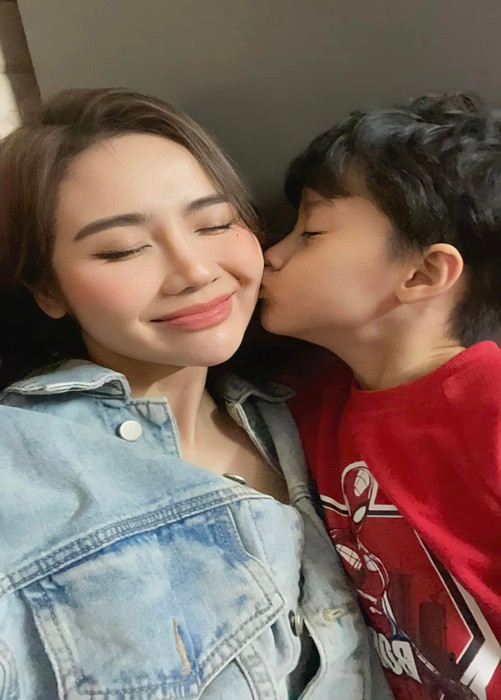 Những ngày đó, hai mẹ con sẽ cùng đi chơi, đi ăn và Huyền Lizzie sẽ đáp ứng mong muốn của con một món quà nào đó.