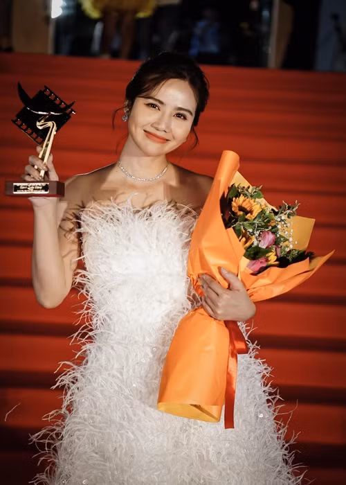 Năm 2022, Huyền Lizzie gây chú ý khi đóng vai Vân Trang trong phim truyền hình đình đám "Thương ngày nắng về". Hồi tháng 9/2022, cô hạnh phúc khi góp phần làm nên thành công của phim "Thương ngày nắng về" - dự án đoạt giải Phim truyện truyền hình xuất sắc nhất tại Cánh diều.