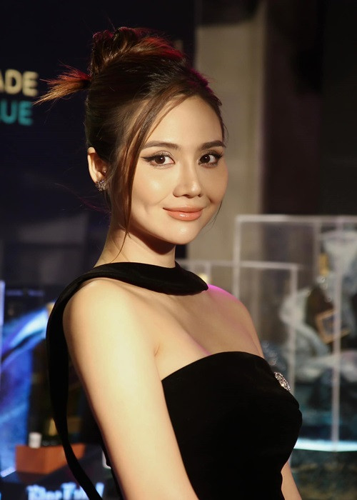 Huyền Lizzie đã có kinh tế ổn định. Chỉ sau 5 tháng ly hôn, cô ký được hợp đồng mua nhà. Trong cuộc phỏng vấn với Dân Trí hồi tháng 6/2022, Huyền Lizzie cho biết, cô nhận được nhiều dự án, thành công đến sớm, việc mua nhà cũng đến sớm hơn dự tính.