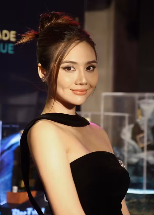 Huyền Lizzie đã có kinh tế ổn định. Chỉ sau 5 tháng ly hôn, cô ký được hợp đồng mua nhà. Trong cuộc phỏng vấn với Dân Trí hồi tháng 6/2022, Huyền Lizzie cho biết, cô nhận được nhiều dự án, thành công đến sớm, việc mua nhà cũng đến sớm hơn dự tính.