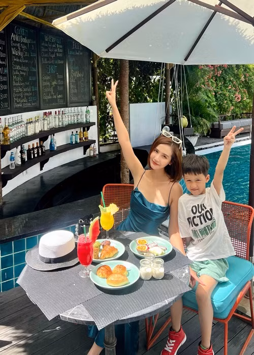 Huyền Lizzie tiết lộ, bé Nem khá ngoan và không đòi hỏi bao giờ, những món quà con muốn đều ở mức độ vừa phải, phù hợp lứa tuổi, nằm trong tầm kiểm soát mà mẹ muốn trao.