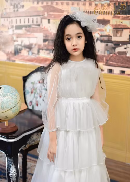 Diệp Anh còn gây chú ý khi nghêu ngao hát các ca khúc người lớn như “Yêu một người vô tâm”, “Ngốc”, “Trái tim của em cũng biết đau”...Ảnh: FBNV