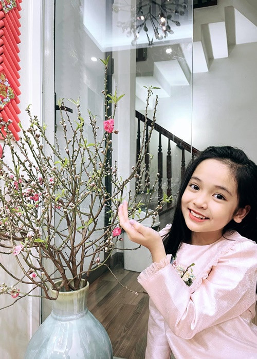 "Cát-sê của Diệp Anh thì mẹ cất trong tài khoản tiết kiệm. Em còn nhỏ nên cũng chưa cần tiền. Nếu thích ăn gì, mua đồ gì, em sẽ xin tiền mẹ", Diệp Anh bày tỏ. Ảnh: FBNV