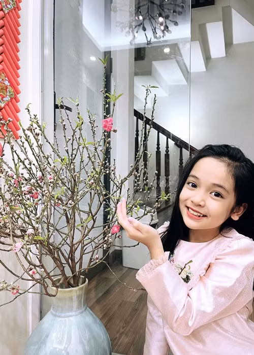 "Cát-sê của Diệp Anh thì mẹ cất trong tài khoản tiết kiệm. Em còn nhỏ nên cũng chưa cần tiền. Nếu thích ăn gì, mua đồ gì, em sẽ xin tiền mẹ", Diệp Anh bày tỏ. Ảnh: FBNV