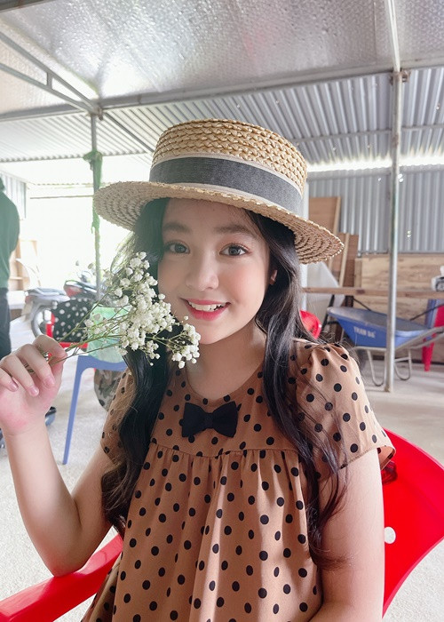 Nữ diễn viên nhí sở hữu gương mặt xinh như thiên thần với đôi mắt to tròn, đen láy và đôi môi chúm chím. Ảnh: FBNV