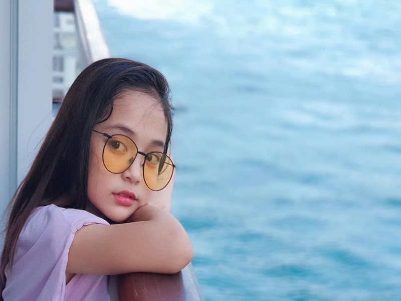 Diệp Anh thích đi bơi, ăn gà rán. Đất nước em muốn ghé thăm cùng ba mẹ và chị gái là Hàn Quốc. Ảnh: FBNV