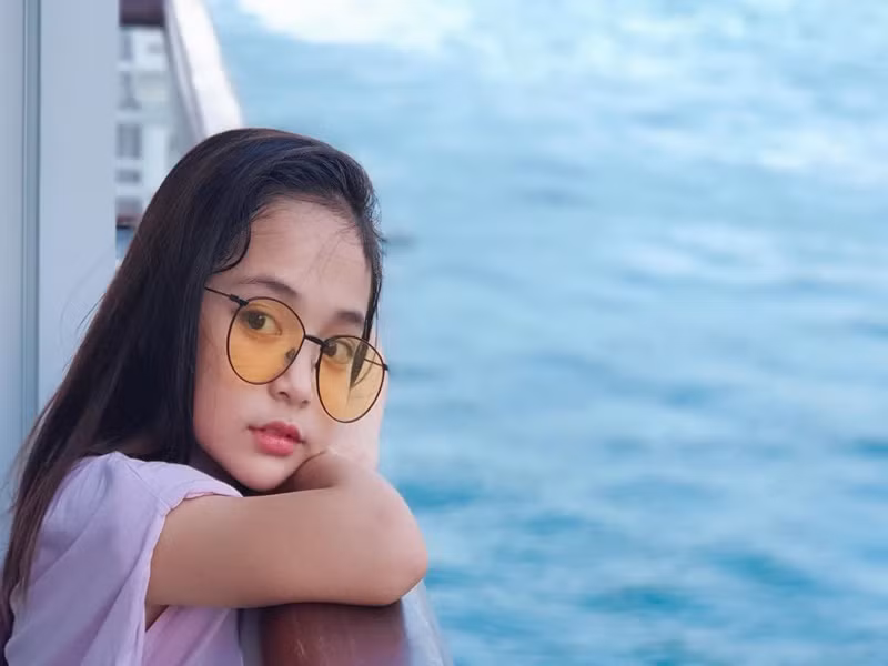 Diệp Anh thích đi bơi, ăn gà rán. Đất nước em muốn ghé thăm cùng ba mẹ và chị gái là Hàn Quốc. Ảnh: FBNV