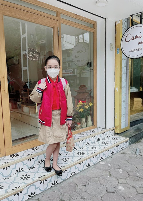 Dù sớm nổi tiếng nhưng Diệp Anh không giữ khoảng cách với bạn bè. "Em vẫn có thời gian chơi cùng các bạn. Em có nhiều bạn lắm. Khi tốt nghiệp tiểu học, em vẫn giữ liên lạc với các bạn cũ”, bé Hoa của “Thương ngày nắng về” chia sẻ. Ảnh: FBNV