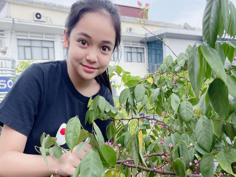 Do tính chất công việc thường xuyên phải trang điểm, mẹ của Diệp Anh đầu tư bộ đồ trang điểm phù hợp với lứa tuổi của em. Sau mỗi lần kết thúc sự kiện, mẹ của Diệp Anh rửa mặt và tẩy trang thật kỹ cho em. Ảnh: FBNV