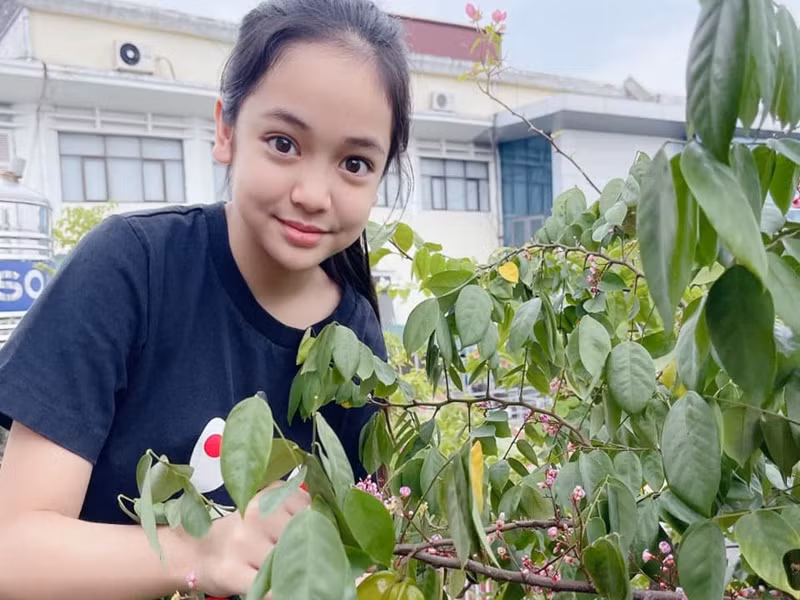 Do tính chất công việc thường xuyên phải trang điểm, mẹ của Diệp Anh đầu tư bộ đồ trang điểm phù hợp với lứa tuổi của em. Sau mỗi lần kết thúc sự kiện, mẹ của Diệp Anh rửa mặt và tẩy trang thật kỹ cho em. Ảnh: FBNV