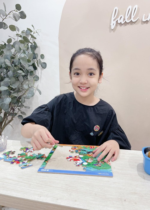 Trong cuộc phỏng vấn với Doanh nghiệp và kinh doanh, mẹ của Diệp Anh cho biết, em rất tự lập, ngoan ngoãn, không hề tỏ ra kiêu hay chảnh. Ảnh: FBNV