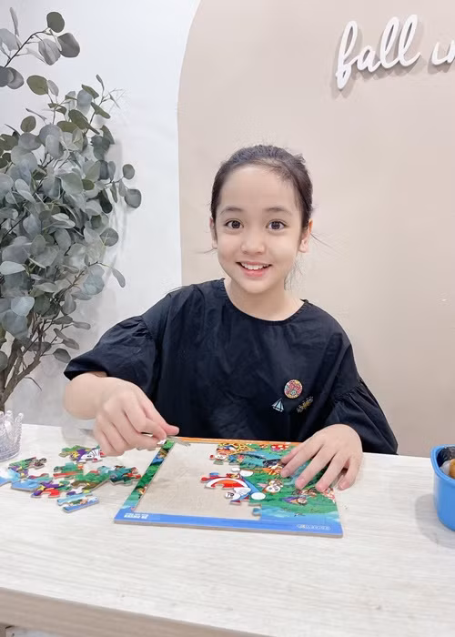 Trong cuộc phỏng vấn với Doanh nghiệp và kinh doanh, mẹ của Diệp Anh cho biết, em rất tự lập, ngoan ngoãn, không hề tỏ ra kiêu hay chảnh. Ảnh: FBNV