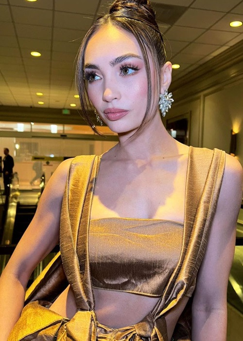 Gabriel thiết kế trang phục cho bản thân.