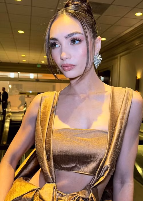 Gabriel thiết kế trang phục cho bản thân.