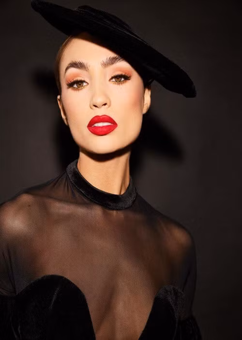 Khi tham gia các cuộc thi nhan sắc, người đẹp tự tin diện trang phục do chính mình thực hiện.