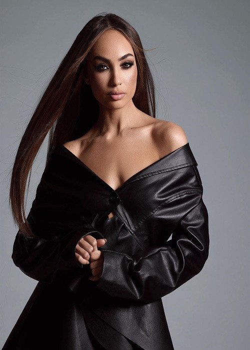 Gabriel cho biết, cô là một nhà thiết kế thời trang thân thiện với môi trường. Người đẹp đã hướng dẫn may vá cho những phụ nữ từng là nạn nhân bạo lực gia đình.