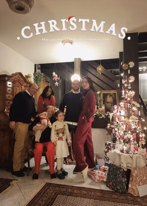 Nữ người mẫu hạnh phúc đón Giáng sinh bên bố mẹ chồng, chồng và hai con gái.