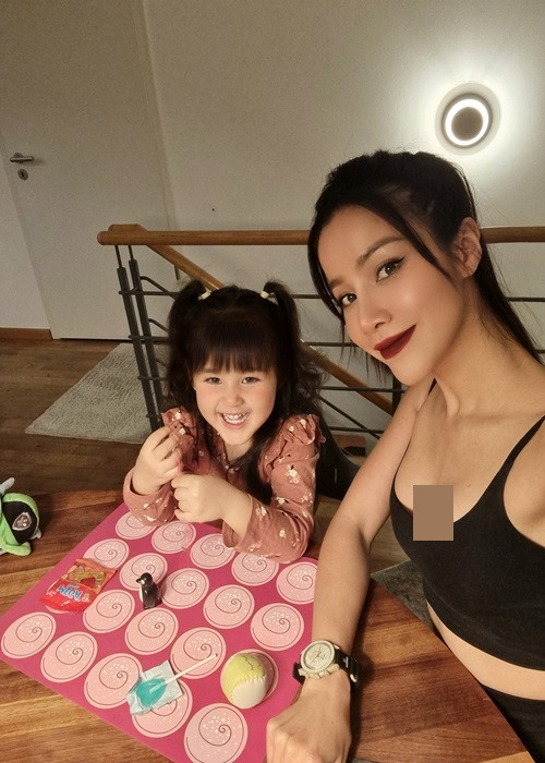 Ở Đức, nữ diễn viên phim "Cột mốc 23" chủ yếu làm nội trợ.