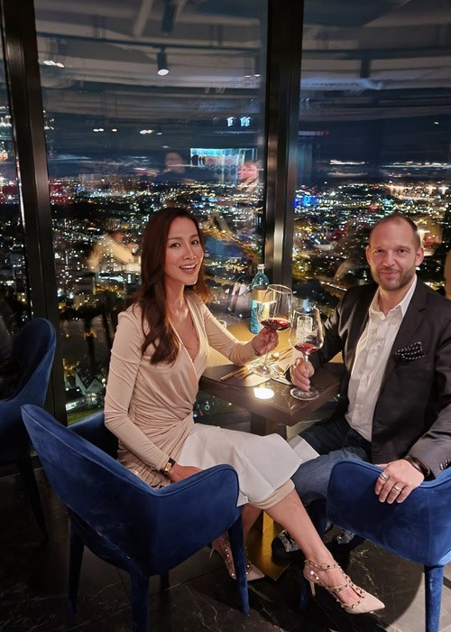 Vợ chồng Bảo Trúc thi thoảng trốn hai con gái hẹn hò để hâm nóng tình cảm.