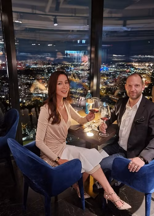 Vợ chồng Bảo Trúc thi thoảng trốn hai con gái hẹn hò để hâm nóng tình cảm.