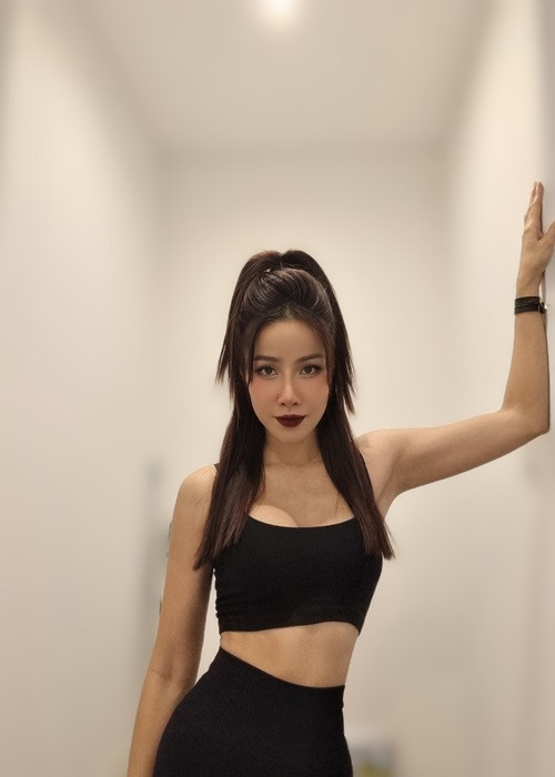 Nữ người mẫu chăm tập luyện để giữ dáng.